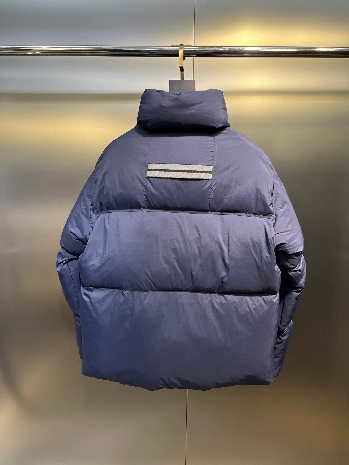 P800 Canada gooes】Large Goose Sleeve Stand Collar Down Jacket The Lawrence Down Jacket provides essential protection for everyday adventures. Delicately soft fabric, this is a water-repellent fabric that is soft to the touch yet durable. Filled with extremely fluffy white duck down. This piece has a quilted body and structured down. Padded collar and reflective double-stripe grip tape. Extended hem and tucked-in inner rib-knit cuffs.  Size: XS-2XL